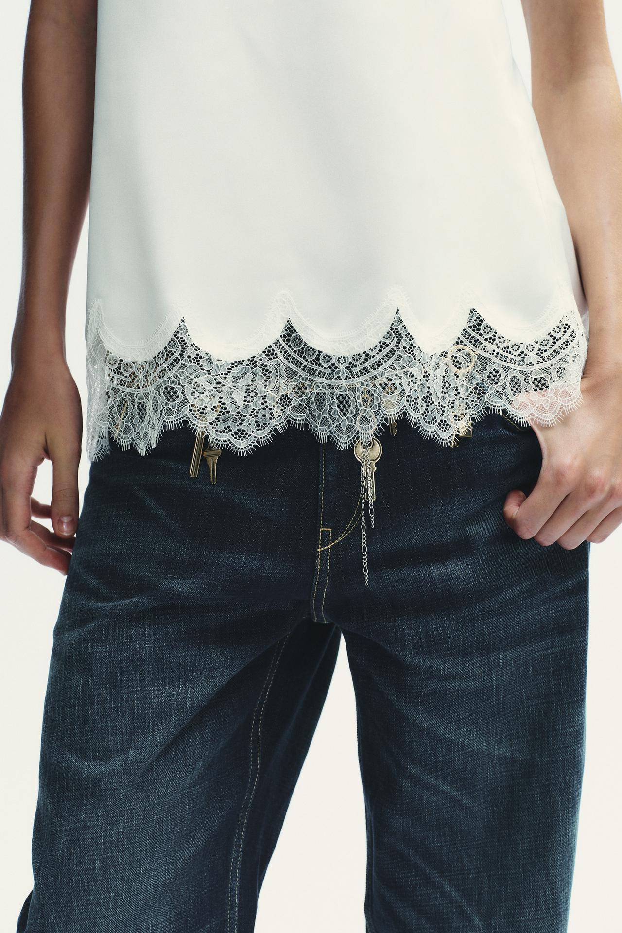 Top in raso con pizzo